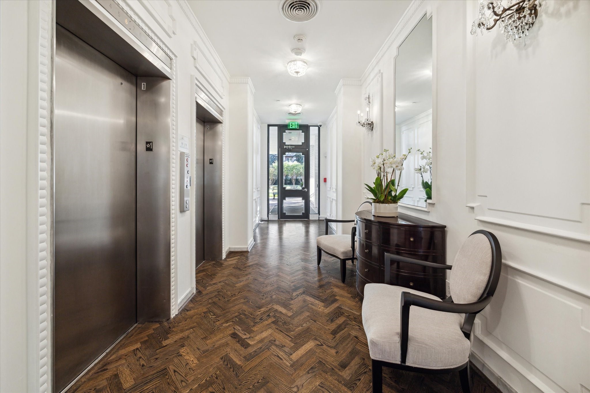 2701 Westheimer Road, Unit 9E Houston, TX 77098 - Photo 20 of 31 Inviting elevator lobby, offering captivating views of the expansive two-acre green space immediately outside.