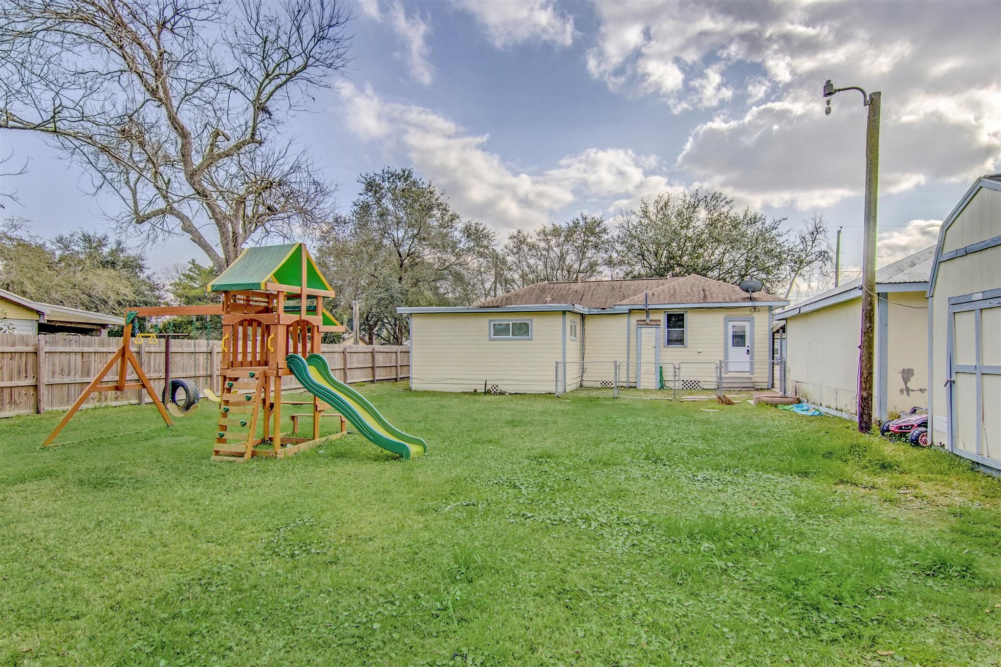 11844 13th Street Santa Fe, TX 77510 - Photo 16 of 17 a view of a house with a park