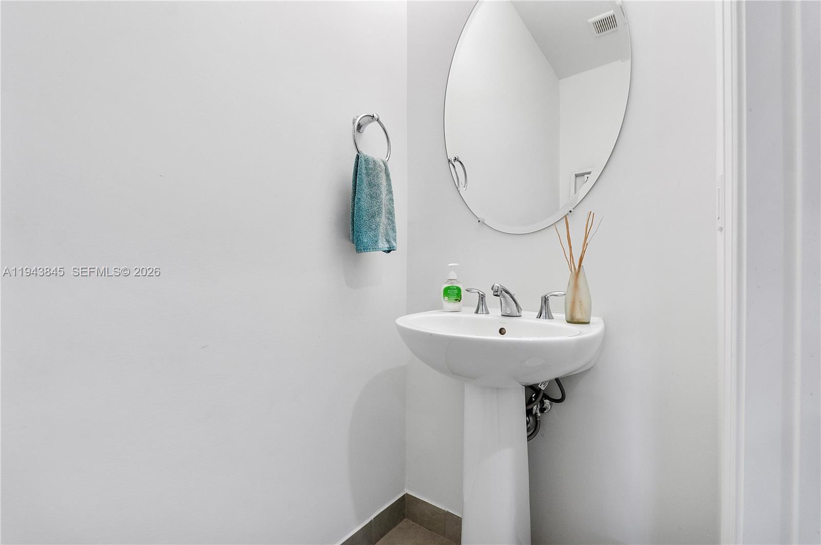 1827 Sandpiper Pointe Place Deerfield Beach, FL 33442 - Photo 20 of 48 a bathroom with a sink a mirror and bathtub