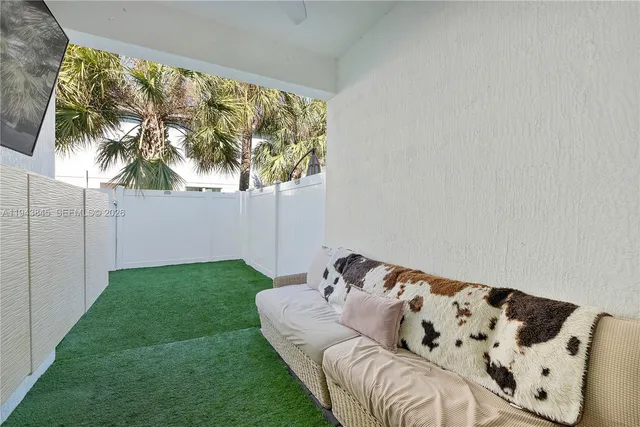 a view of a house with backyard