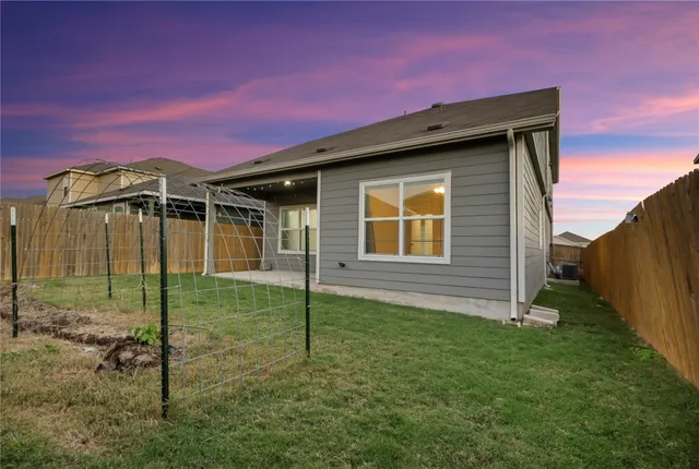 a view of a house with backyard