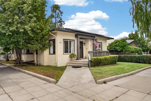 a view of a house with entertaining space