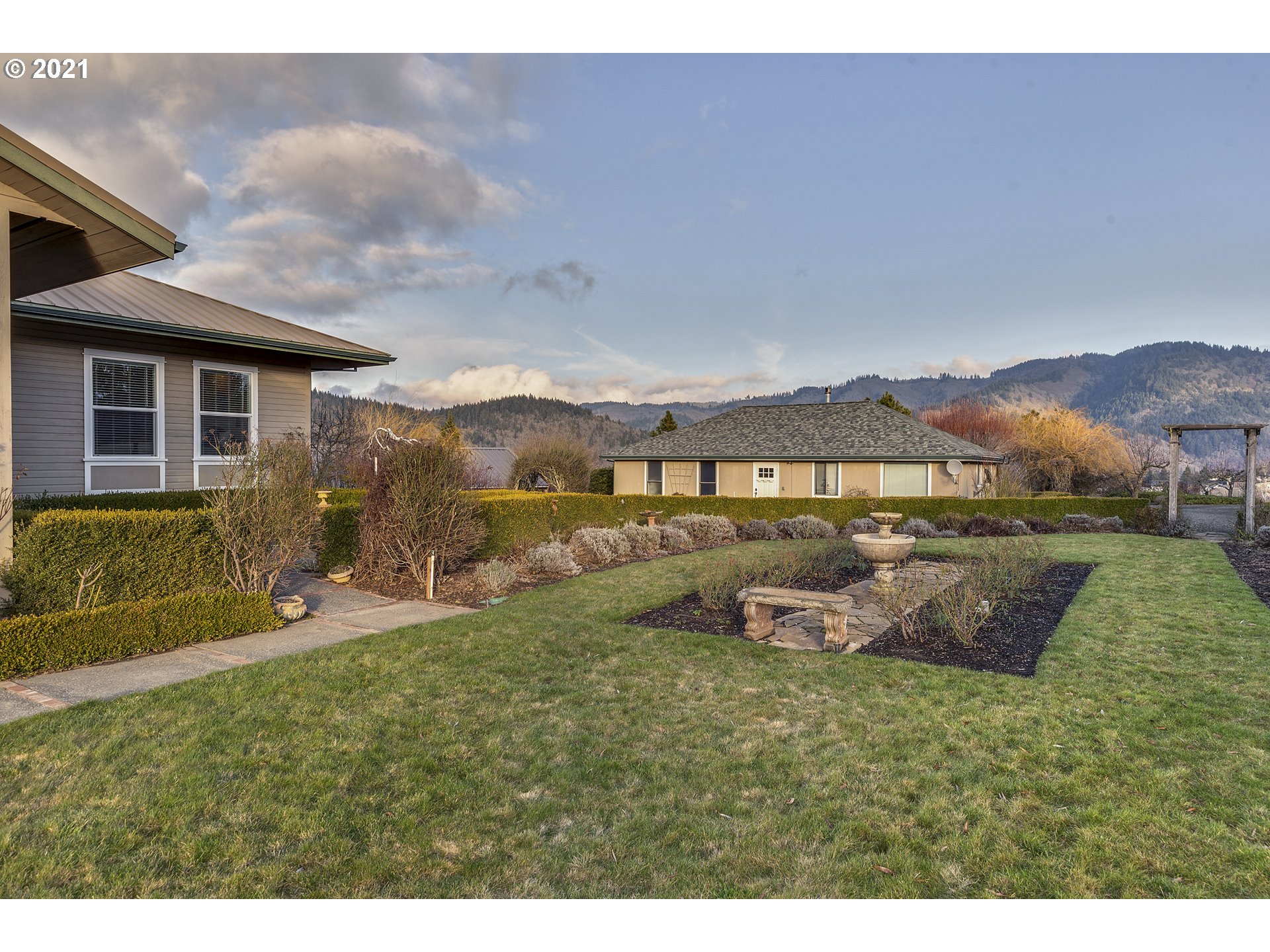 595 Northwest Country View Road White Salmon, WA 98672 - Photo 28 of 32 Gallery Image 28