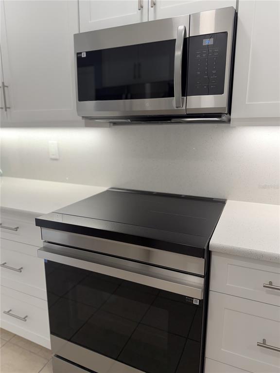 2004 Longpointe Circle Venice, FL 34293 - Photo 20 of 54 a microwave oven on the top of a counter