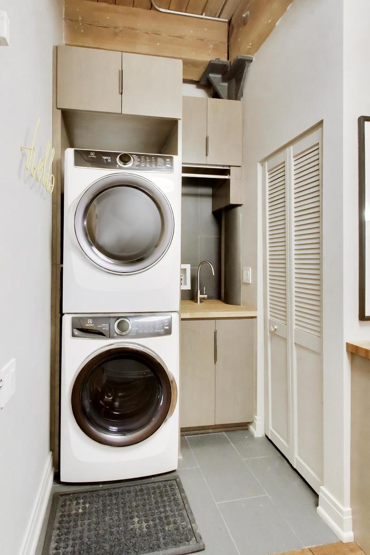 1000 West Washington Boulevard, Unit 145 Chicago, IL 60607 - Photo 39 of 45 a utility room with sink dryer and washer