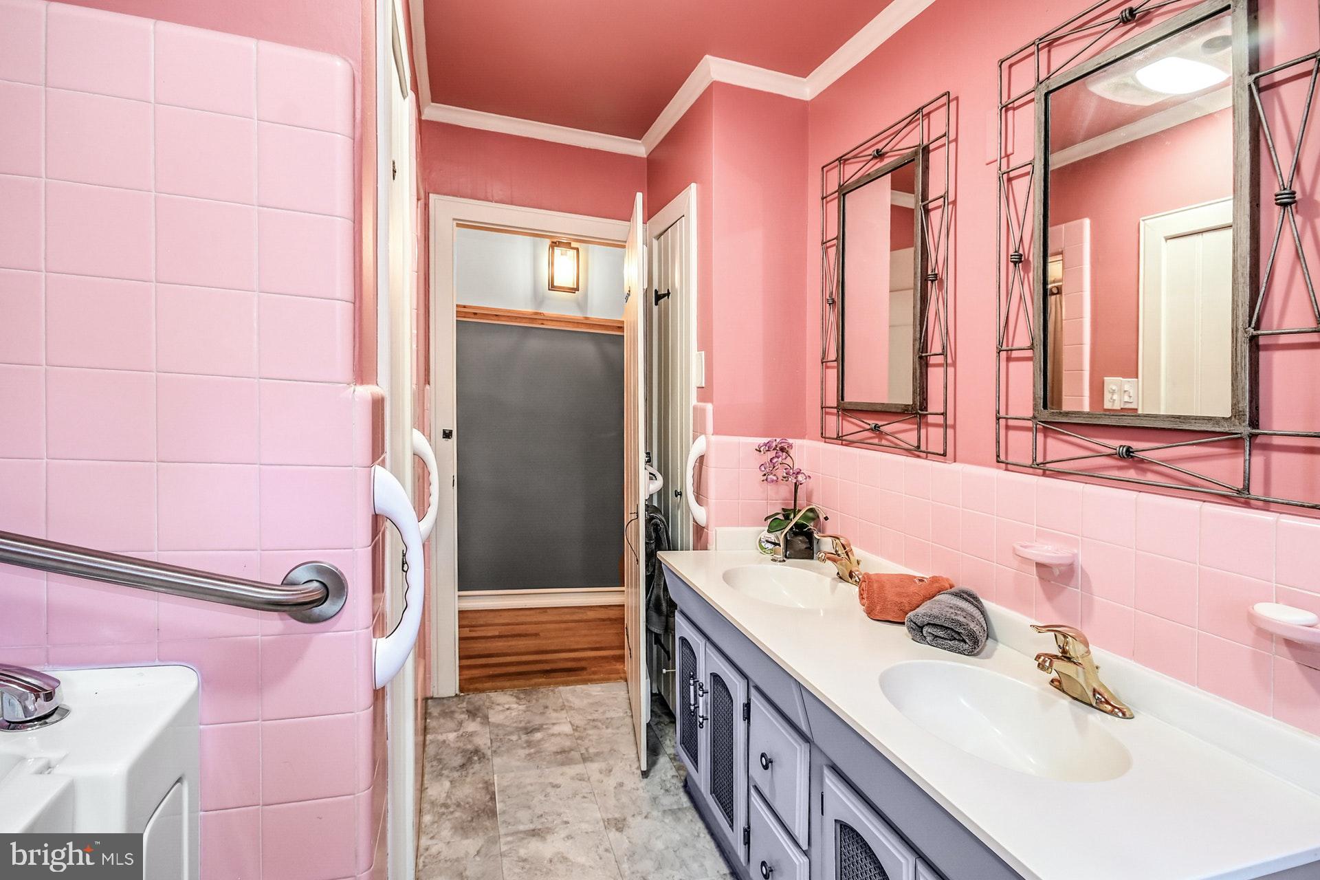 161 Brae Bourn Road Huntingdon Valley, PA 19006 - Photo 26 of 51 Main Bathroom