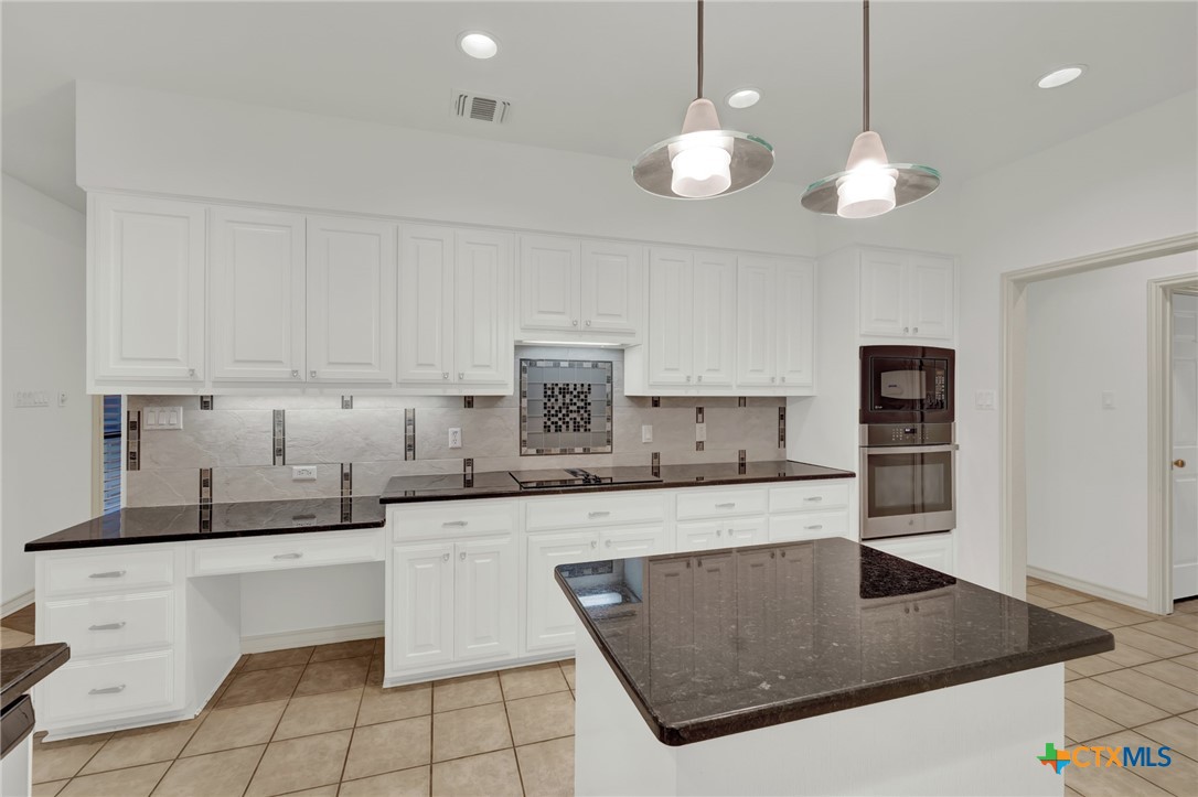 8472 Rolling Acres Trail Fair Oaks Ranch, TX 78015 - Photo 12 of 37 Kitchen