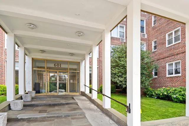 a picture of a table and chairs in the terrace