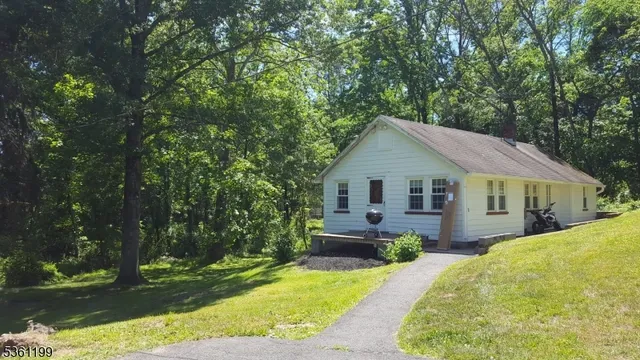 a view of a house with yard and plants