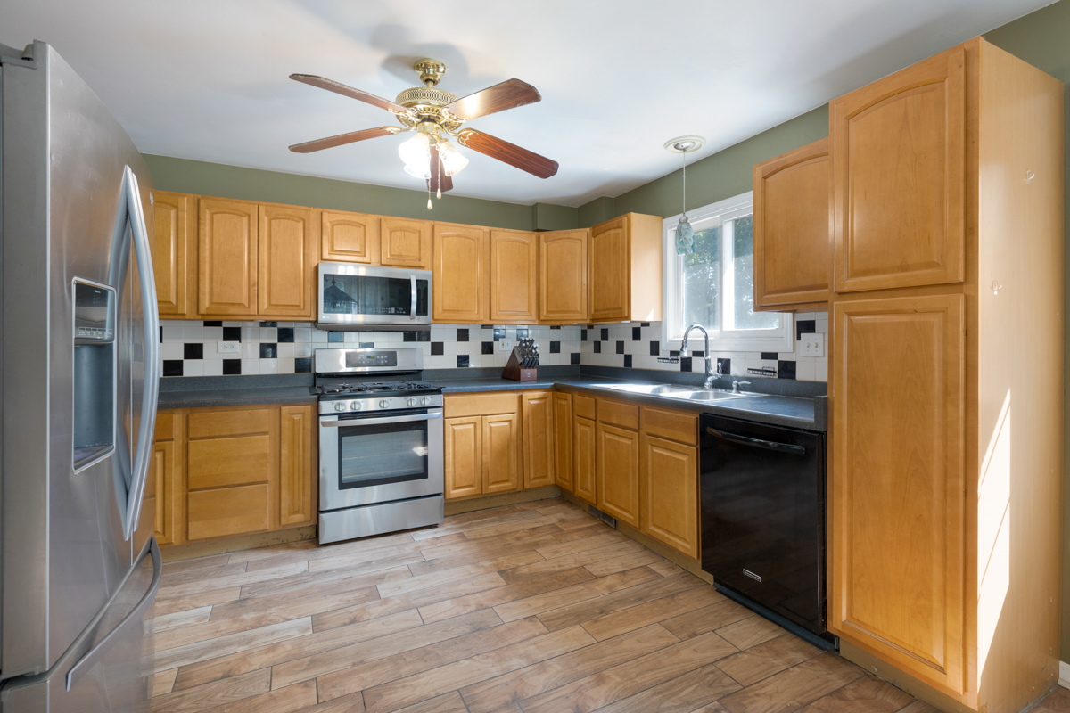 237 Fern Place Fox Lake, IL 60020 - Photo 6 of 17
