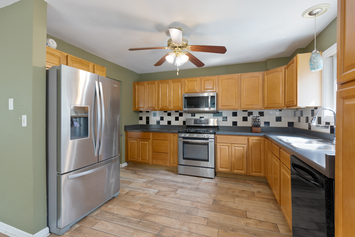 237 Fern Place Fox Lake, IL 60020 - Photo 7 of 17