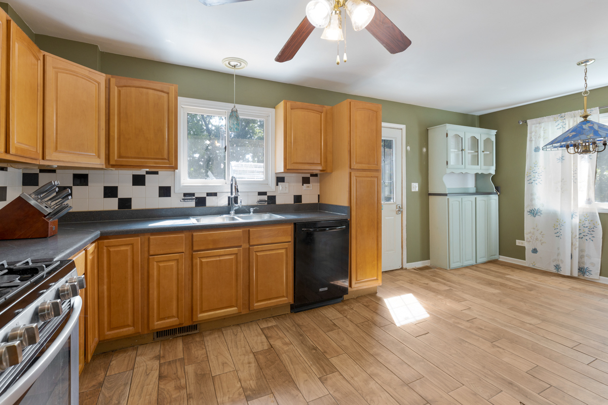 237 Fern Place Fox Lake, IL 60020 - Photo 8 of 17