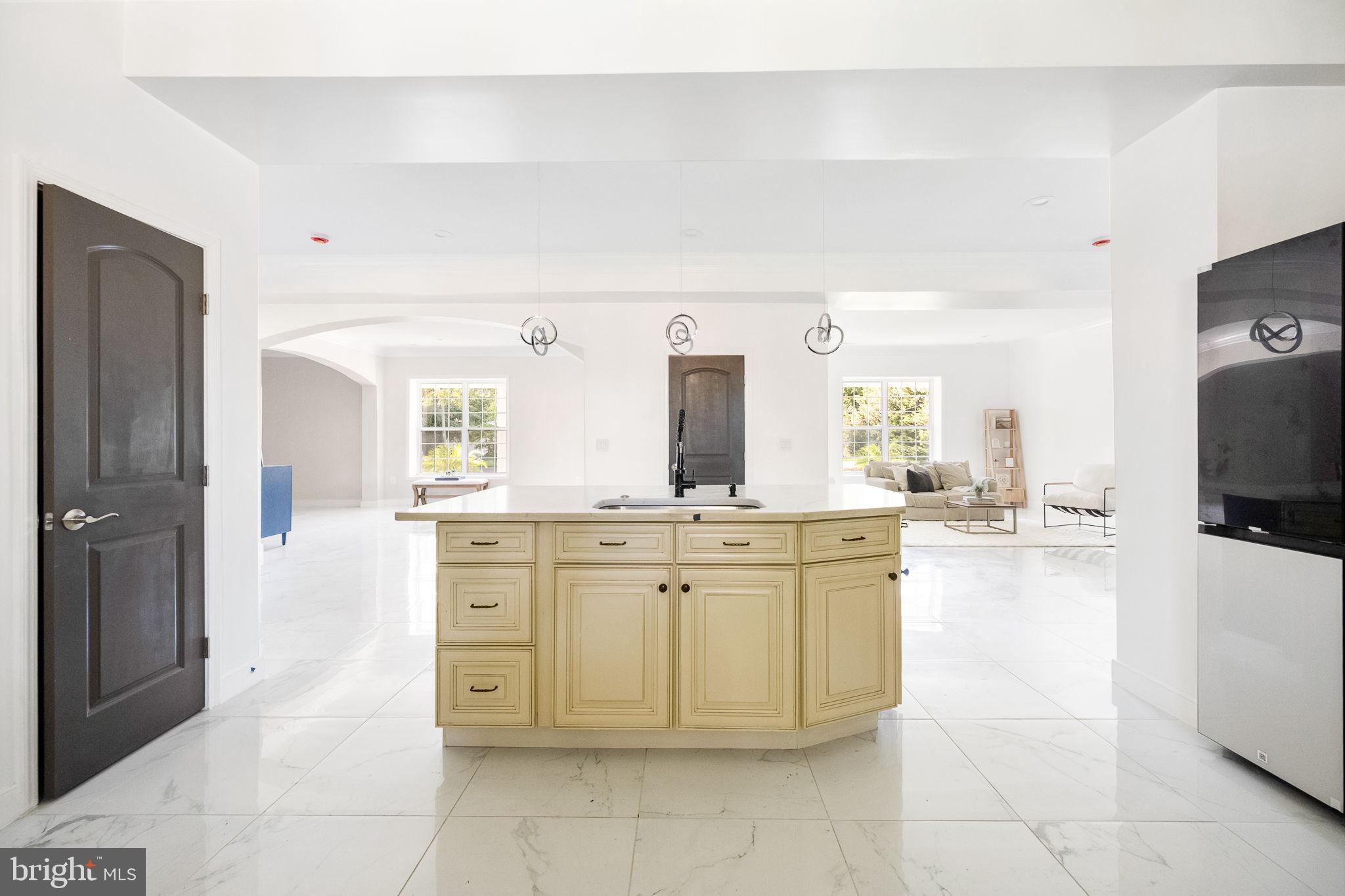 6709 Benson Drive Alexandria, VA 22306 - Photo 22 of 66 a spacious bathroom with a sink a mirror and a bathtub