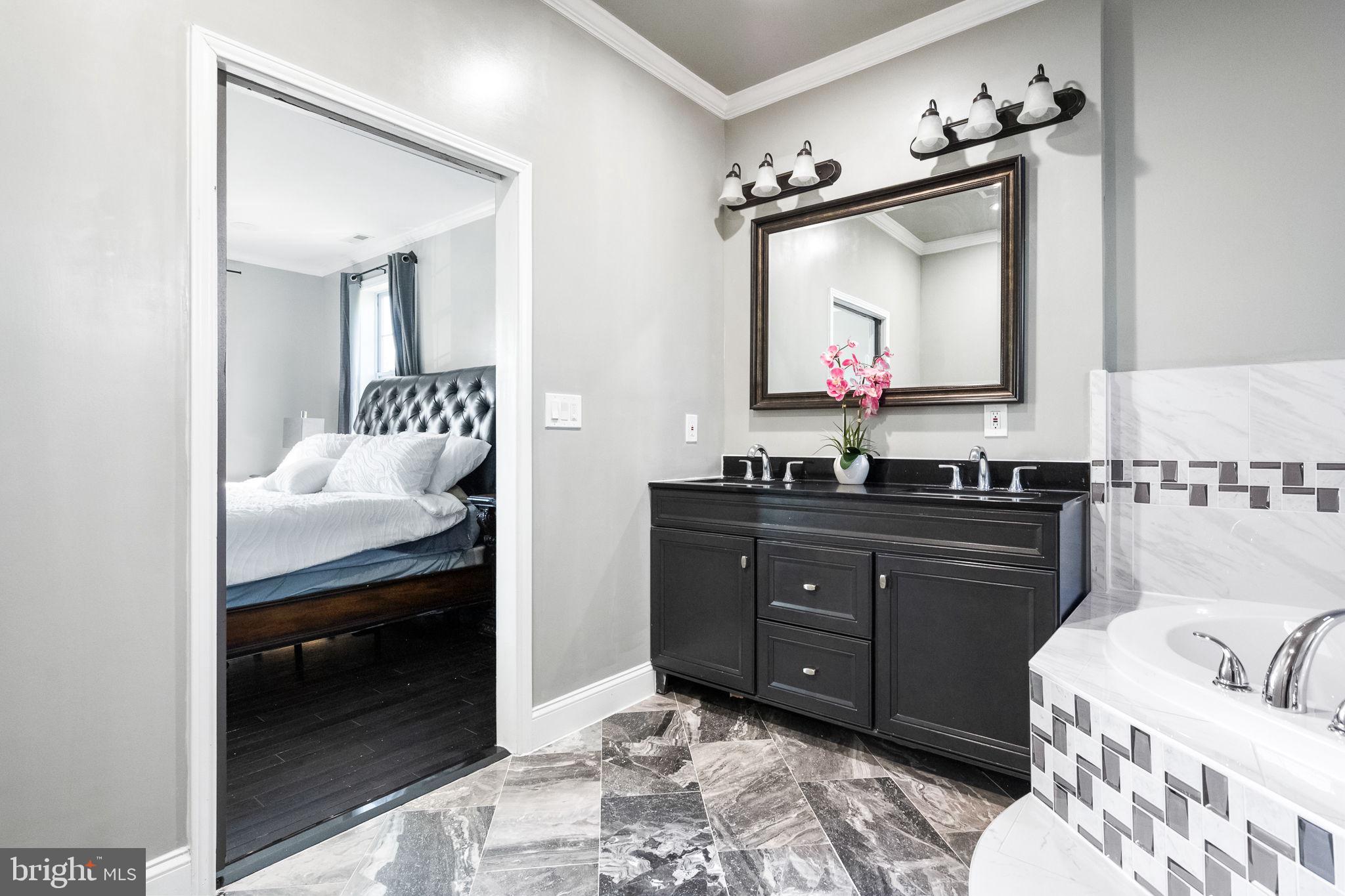 6709 Benson Drive Alexandria, VA 22306 - Photo 33 of 66 a living room with a bed and a mirror