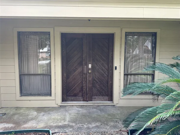 a view of entryway front of a house
