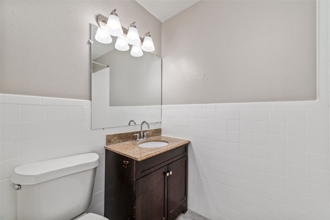 1424 Marshall Street, Unit 9 Houston, TX 77006 - Photo 12 of 17 a bathroom with a sink and a toilet