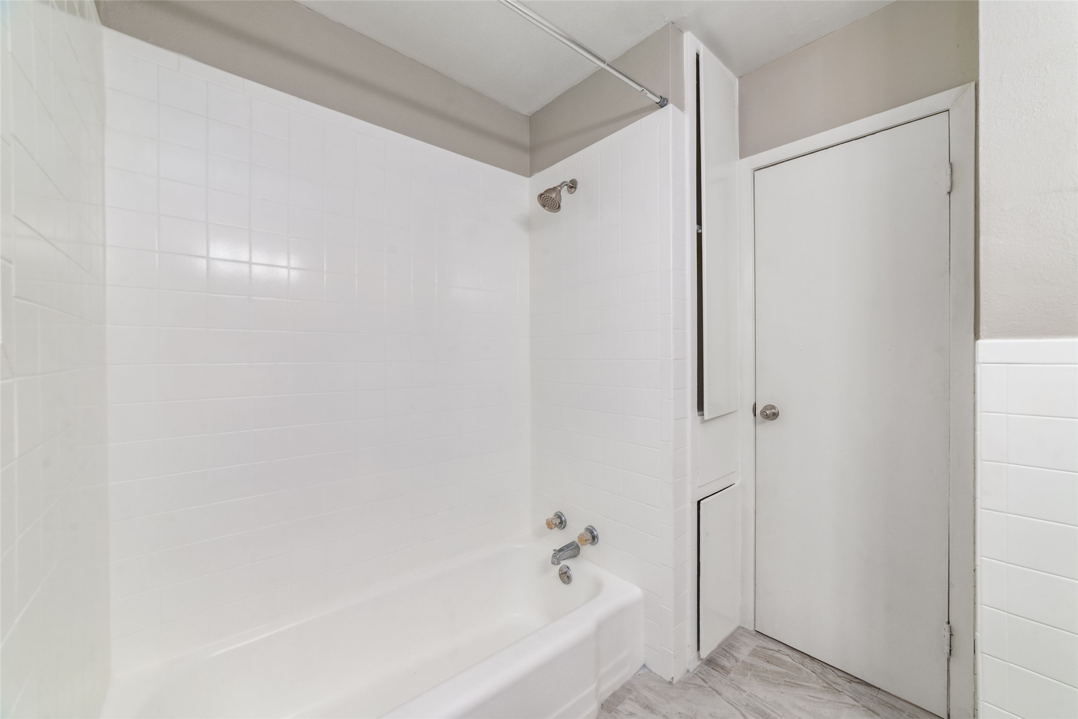 1424 Marshall Street, Unit 9 Houston, TX 77006 - Photo 13 of 17 a bathroom with a bathtub and a shower