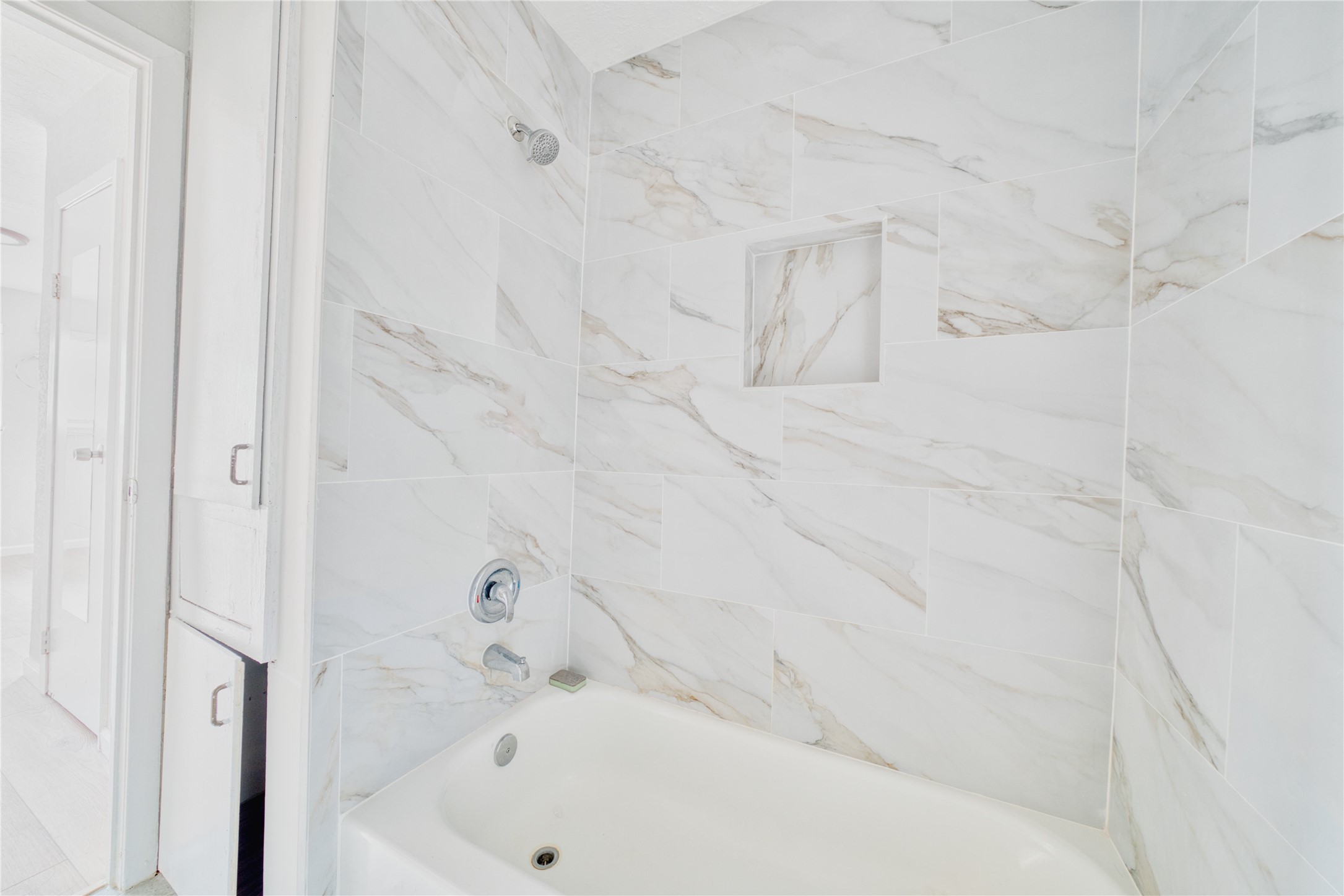 1424 Marshall Street, Unit 9 Houston, TX 77006 - Photo 8 of 17 a bathroom with bathtub