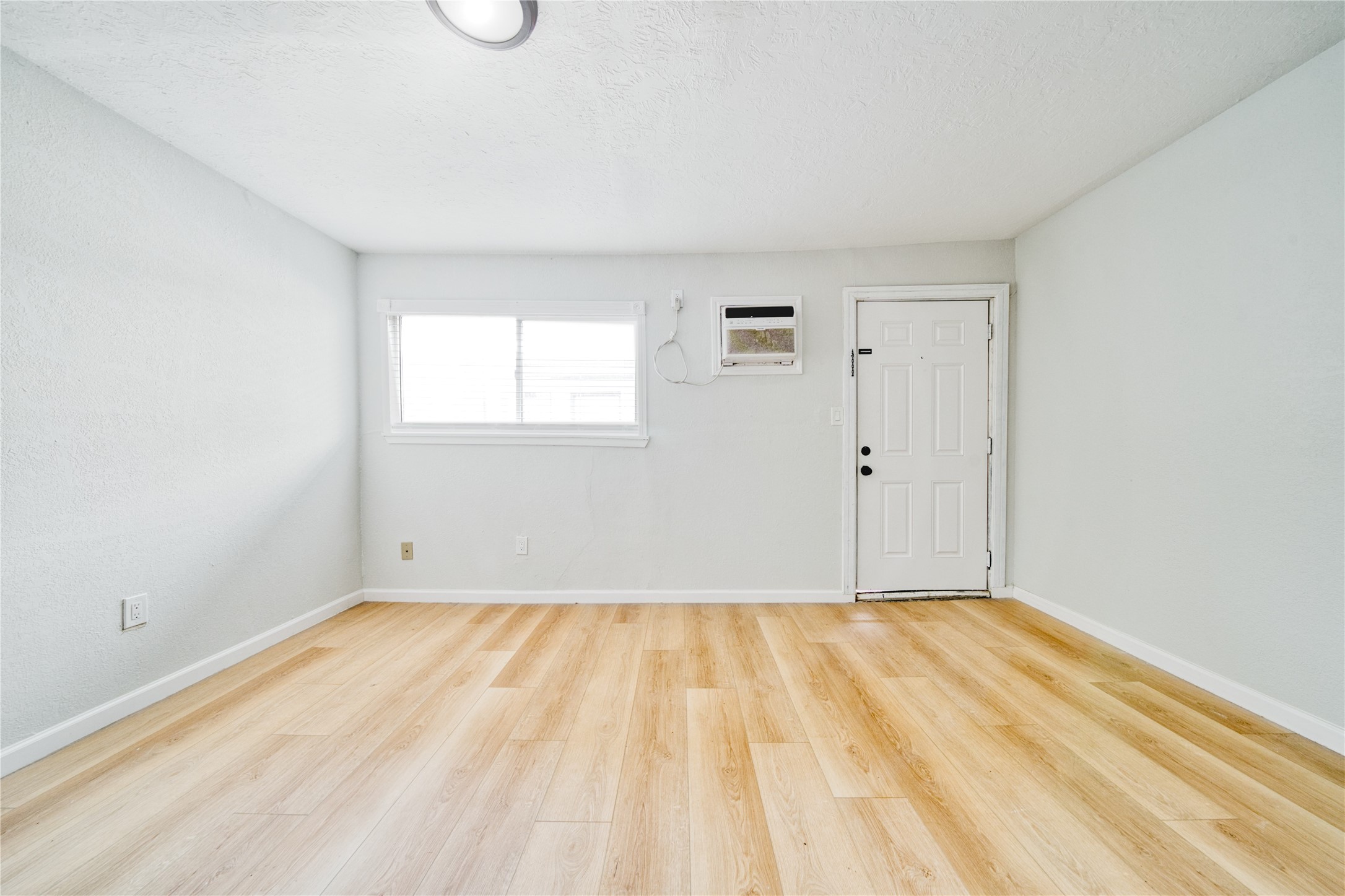 1424 Marshall Street, Unit 9 Houston, TX 77006 - Photo 9 of 17 a view of empty room with wooden floor and fan
