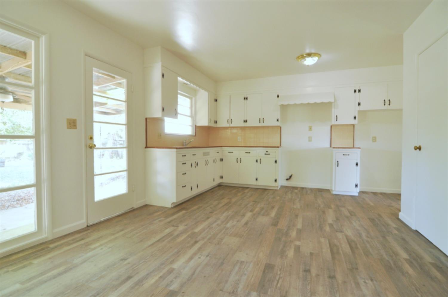 990 West Eymann Avenue Reedley, CA 93654 - Photo 8 of 14 Gallery Image 8