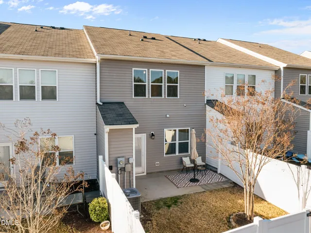 a view of a house with backyard