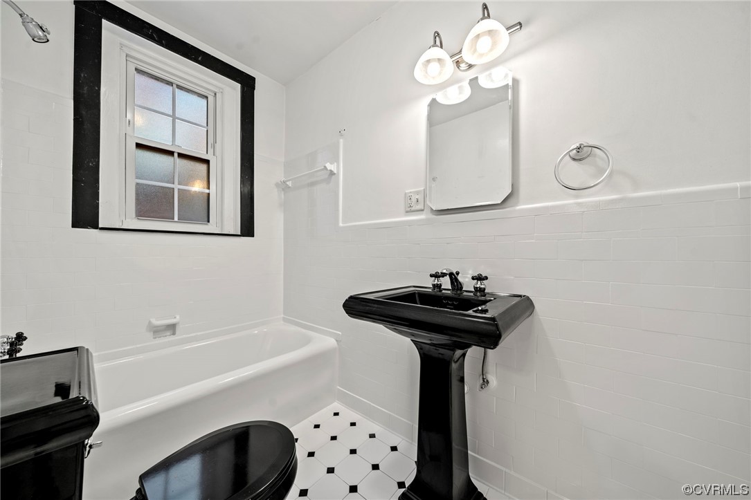 515 North Arthur Ashe Boulevard, Unit U9 Richmond, VA 23220 - Photo 13 of 18 a bathroom with a sink a mirror and a bathtub