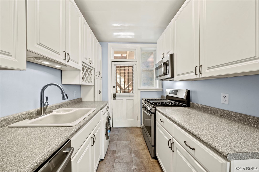 515 North Arthur Ashe Boulevard, Unit U9 Richmond, VA 23220 - Photo 7 of 18 a kitchen with stainless steel appliances granite countertop a sink stove and cabinets