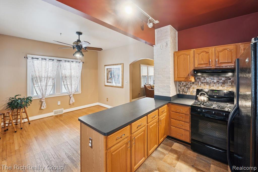 22496 Springbrook Avenue Farmington Hills, MI 48336 - Photo 10 of 33