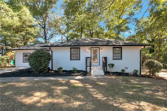 a view of a house with a yard