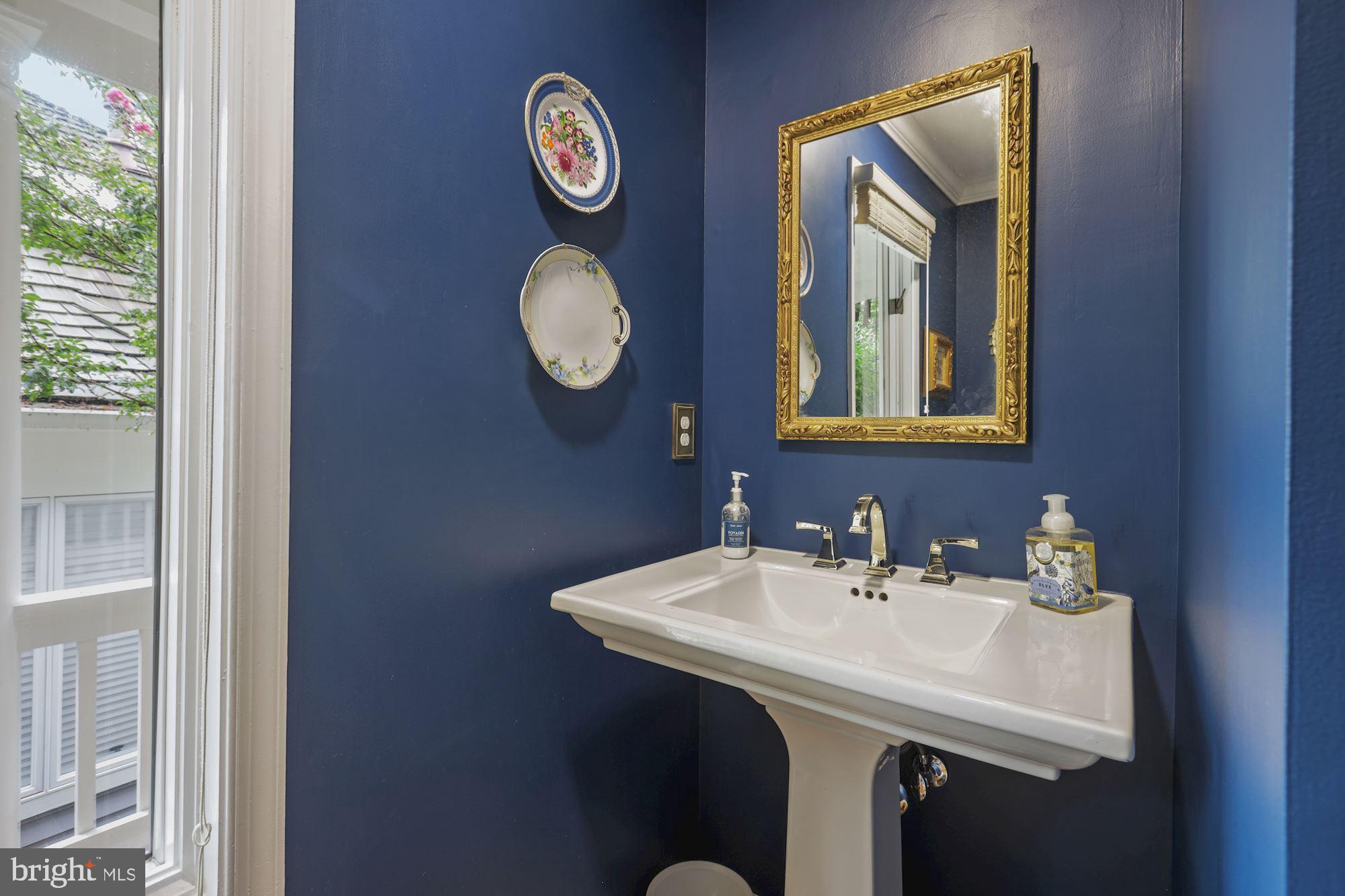 1564 Regatta Lane Reston, VA 20194 - Photo 13 of 33 Main Level Powder Room