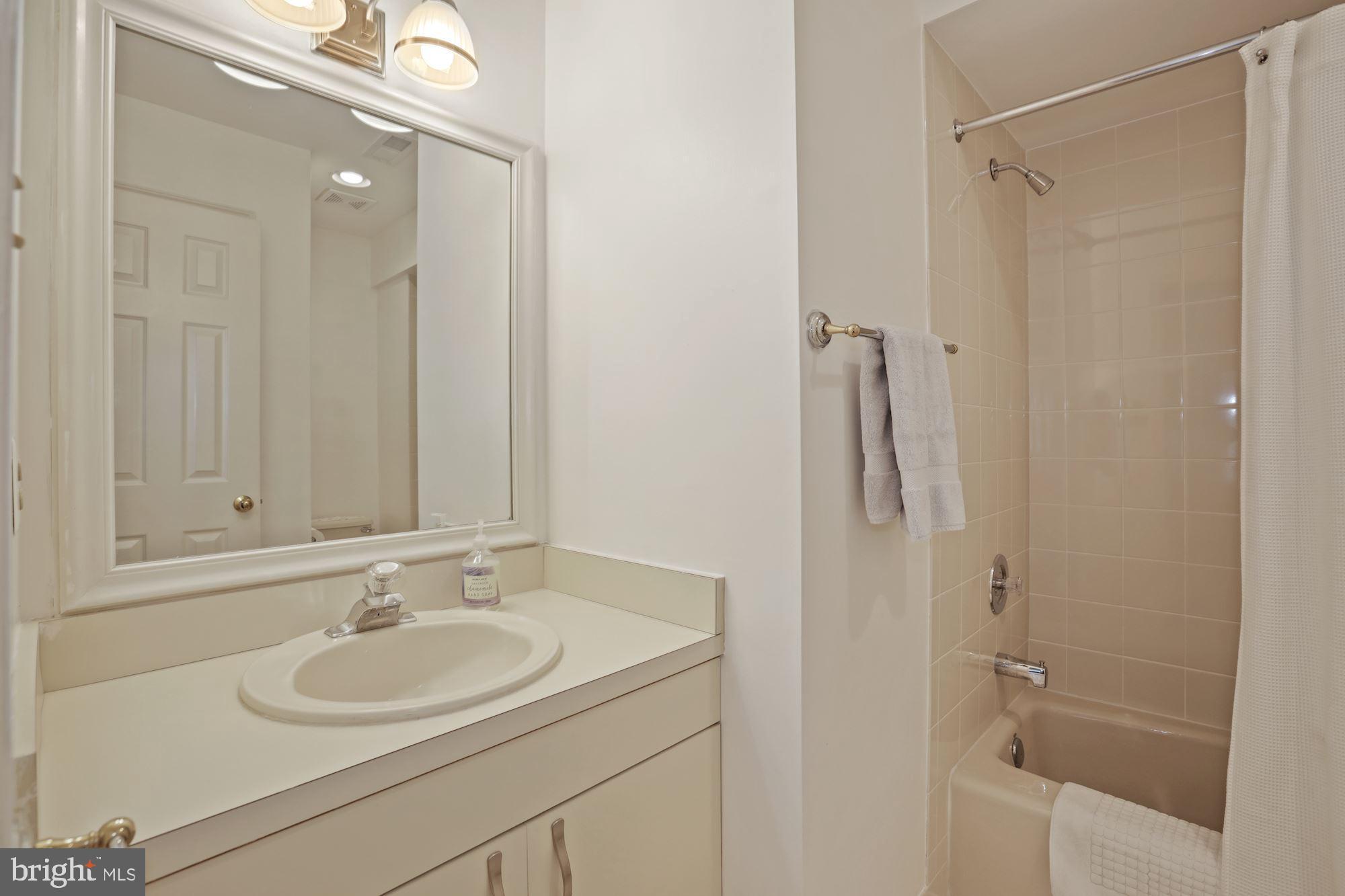1564 Regatta Lane Reston, VA 20194 - Photo 21 of 33 Upper Hall Full Bathroom