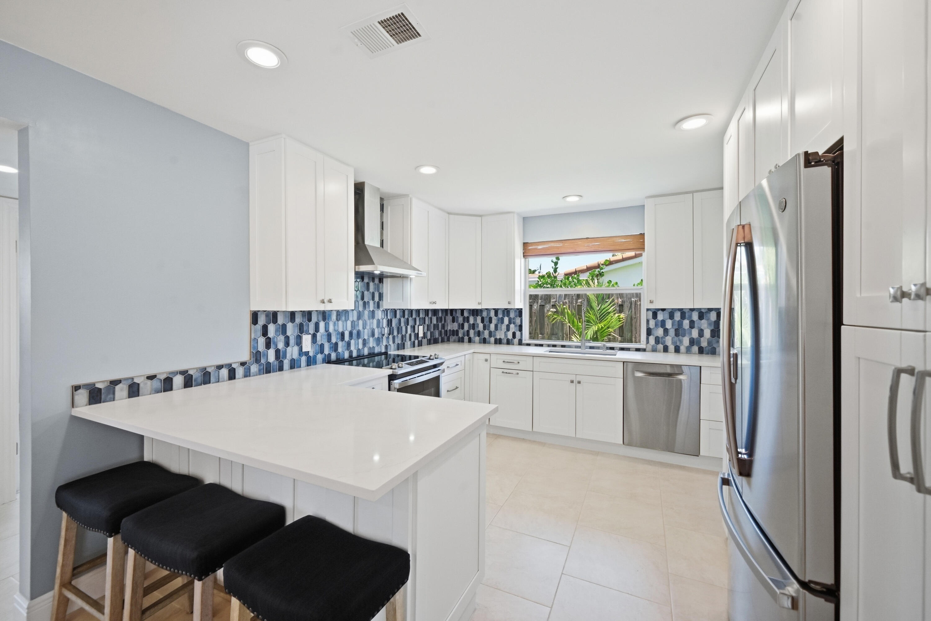 4111 Northeast 26th Terrace Lighthouse Point, FL 33064 - Photo 17 of 48 Kitchen