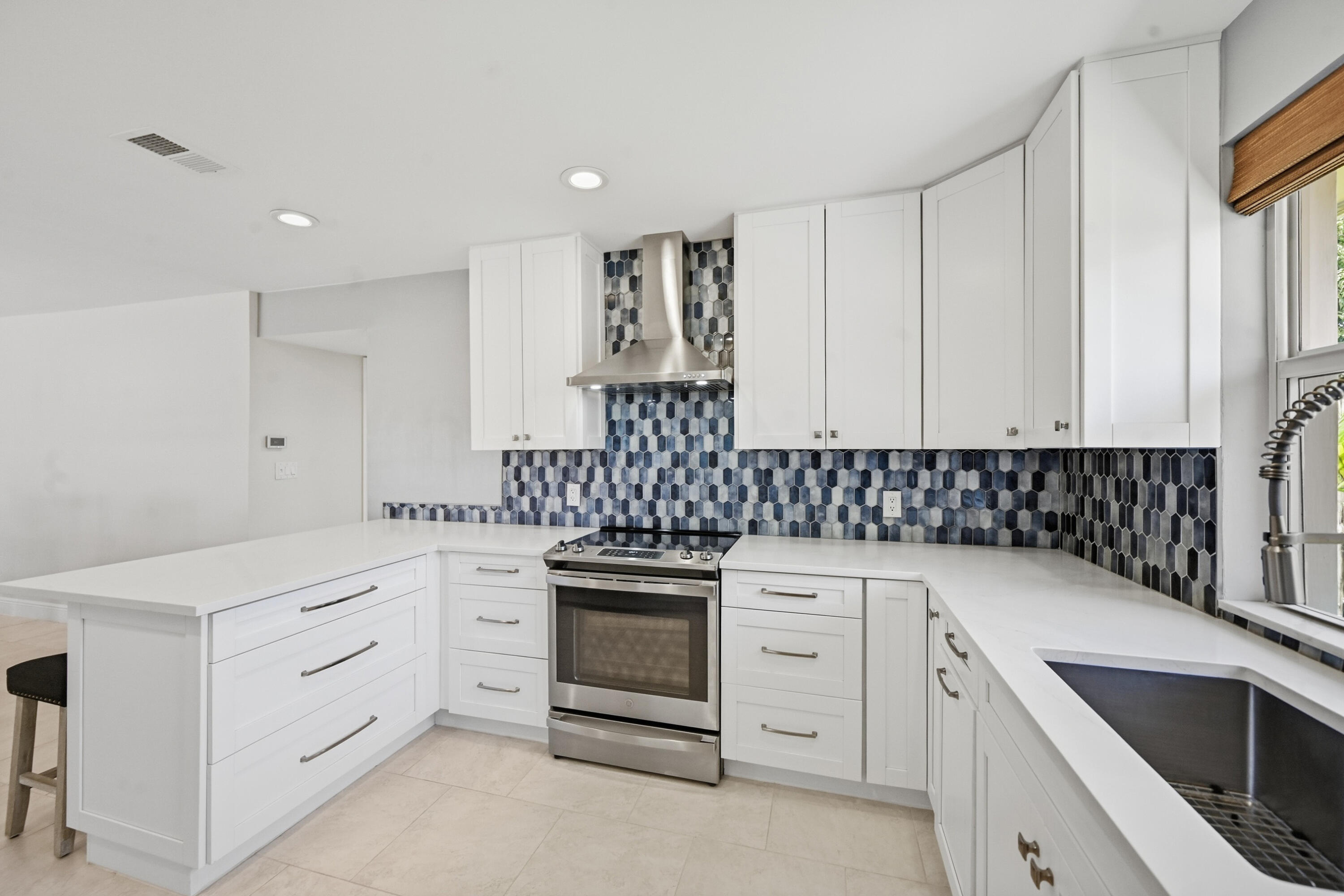 4111 Northeast 26th Terrace Lighthouse Point, FL 33064 - Photo 19 of 48 Kitchen