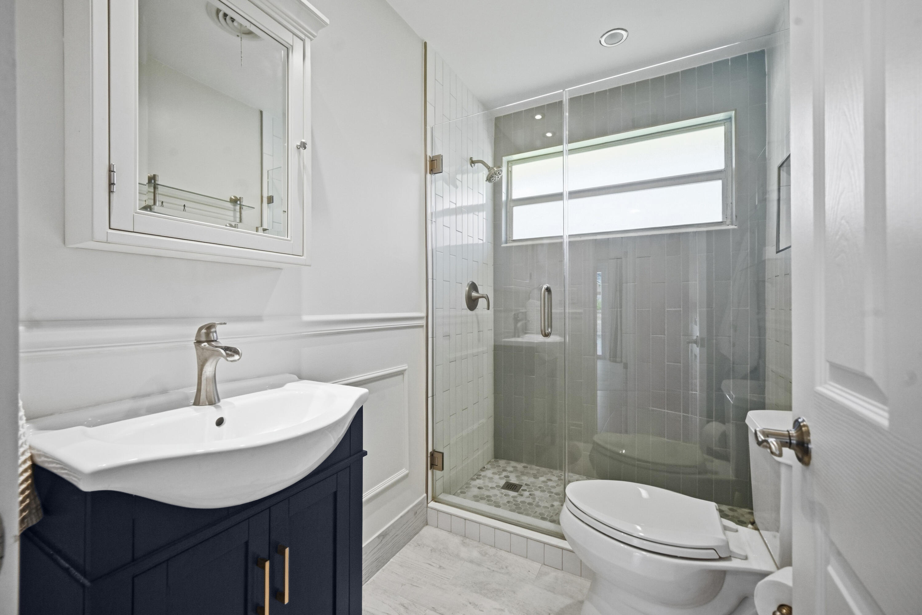 4111 Northeast 26th Terrace Lighthouse Point, FL 33064 - Photo 31 of 48 Second Bathroom