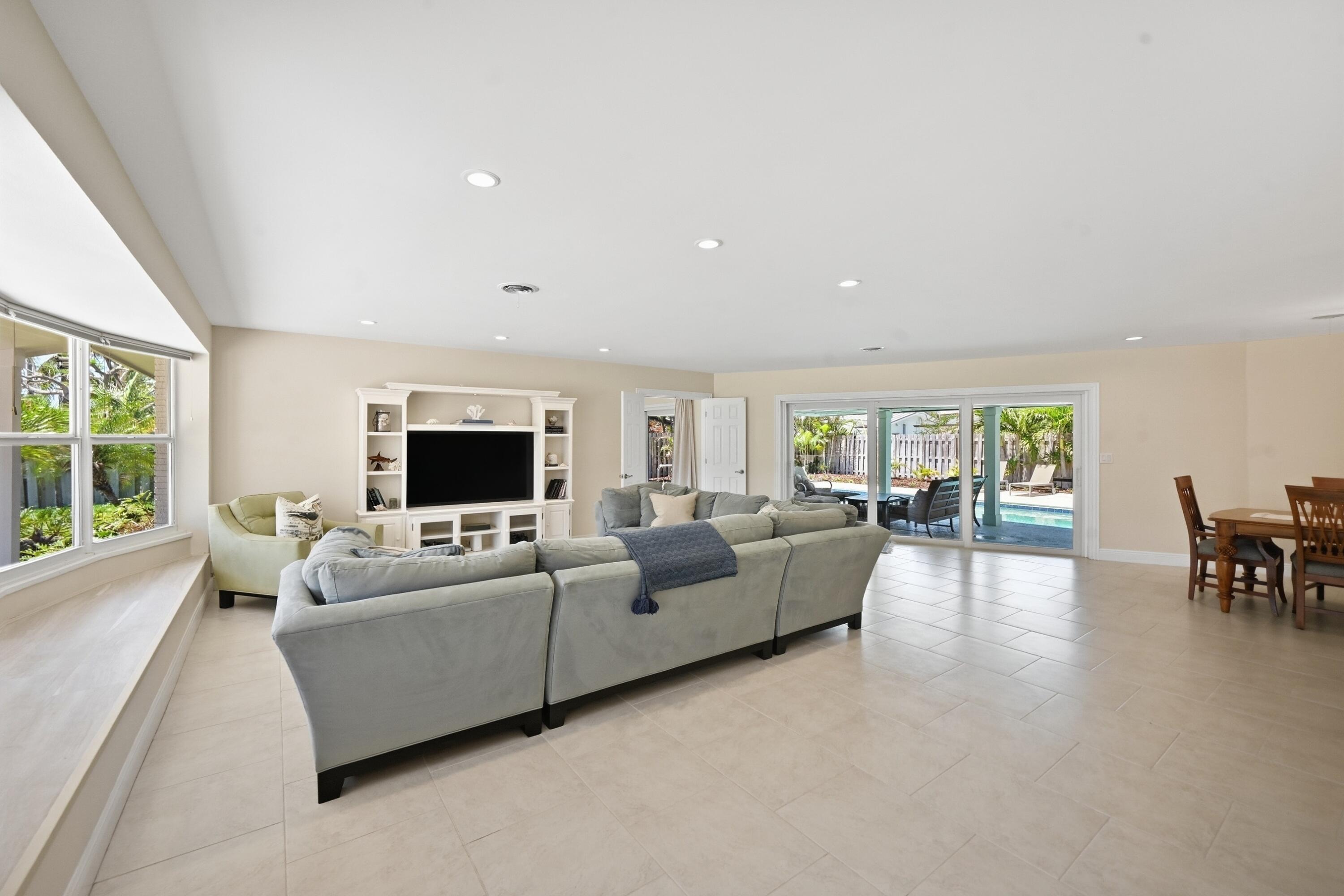 4111 Northeast 26th Terrace Lighthouse Point, FL 33064 - Photo 8 of 48 Living Area