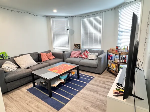 $3,400 | 336 Lowell Street, Unit 3, Somerville, MA 02145