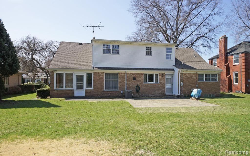 564 Roslyn Road Grosse Pointe, MI 48236 - Photo 2 of 22 2-photo-web-1024x640-147831.jpg