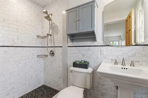 $1,550,000 | 2 West Oak Hill Drive, Oyster Bay, NY 11771