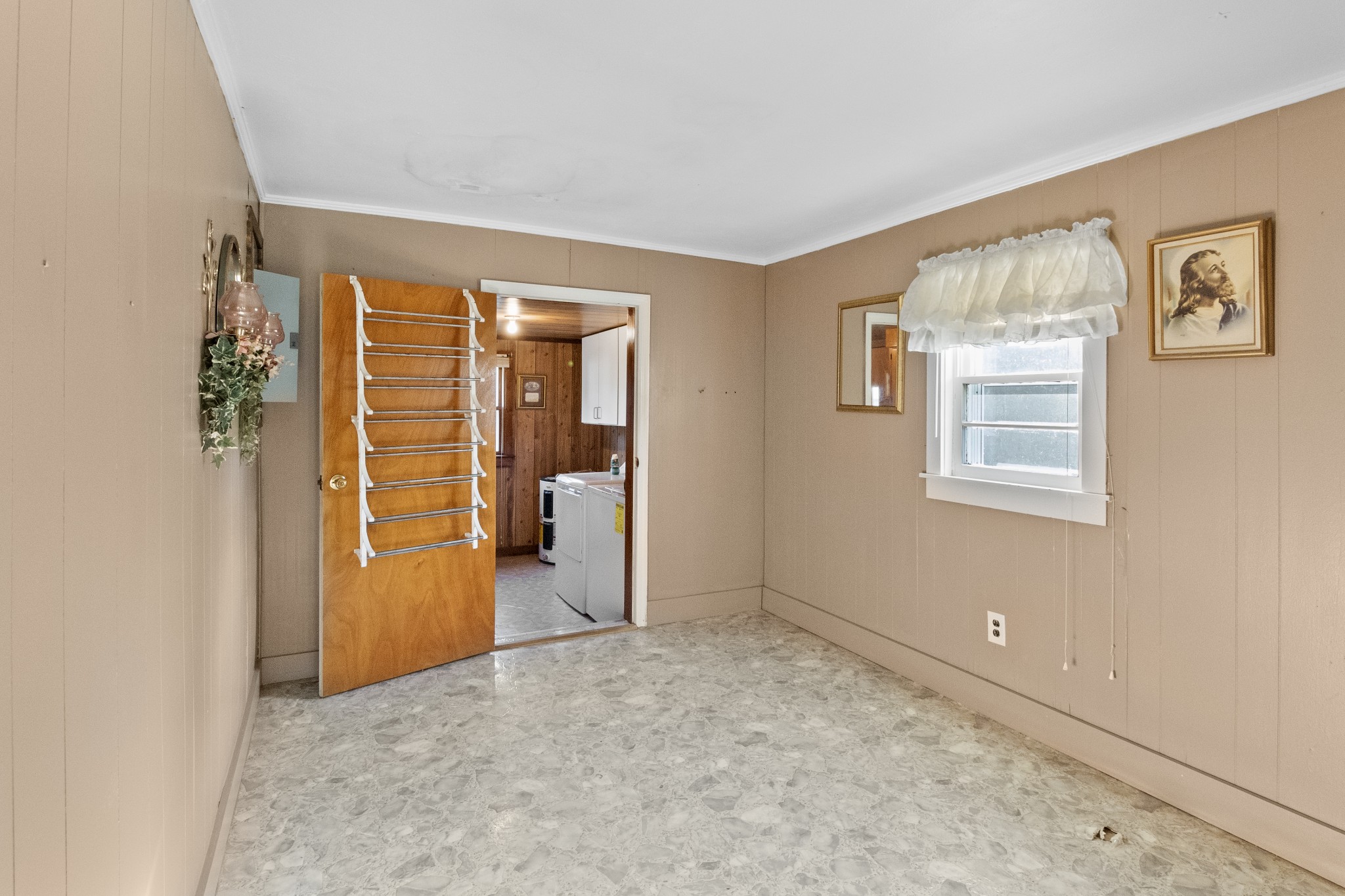 890 Wells Road Dickson, TN 37055 - Photo 3 of 34 an empty room with windows