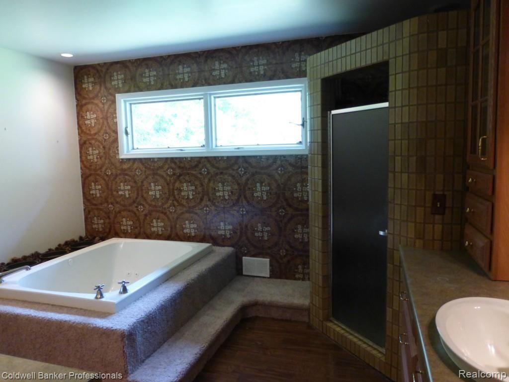 11350 Clark Road Davisburg, MI 48350 - Photo 25 of 46 master bath 3.jpg