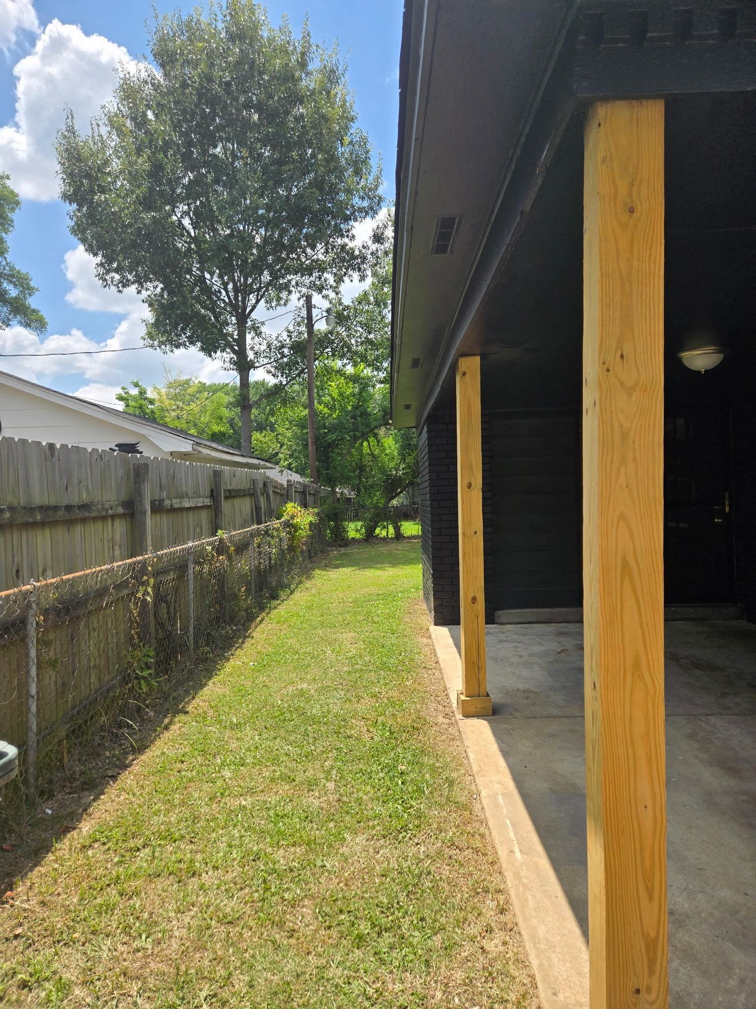 2889 Randy Cove Memphis, TN 38118 - Photo 2 of 18 Covered patio with natural wood support columns