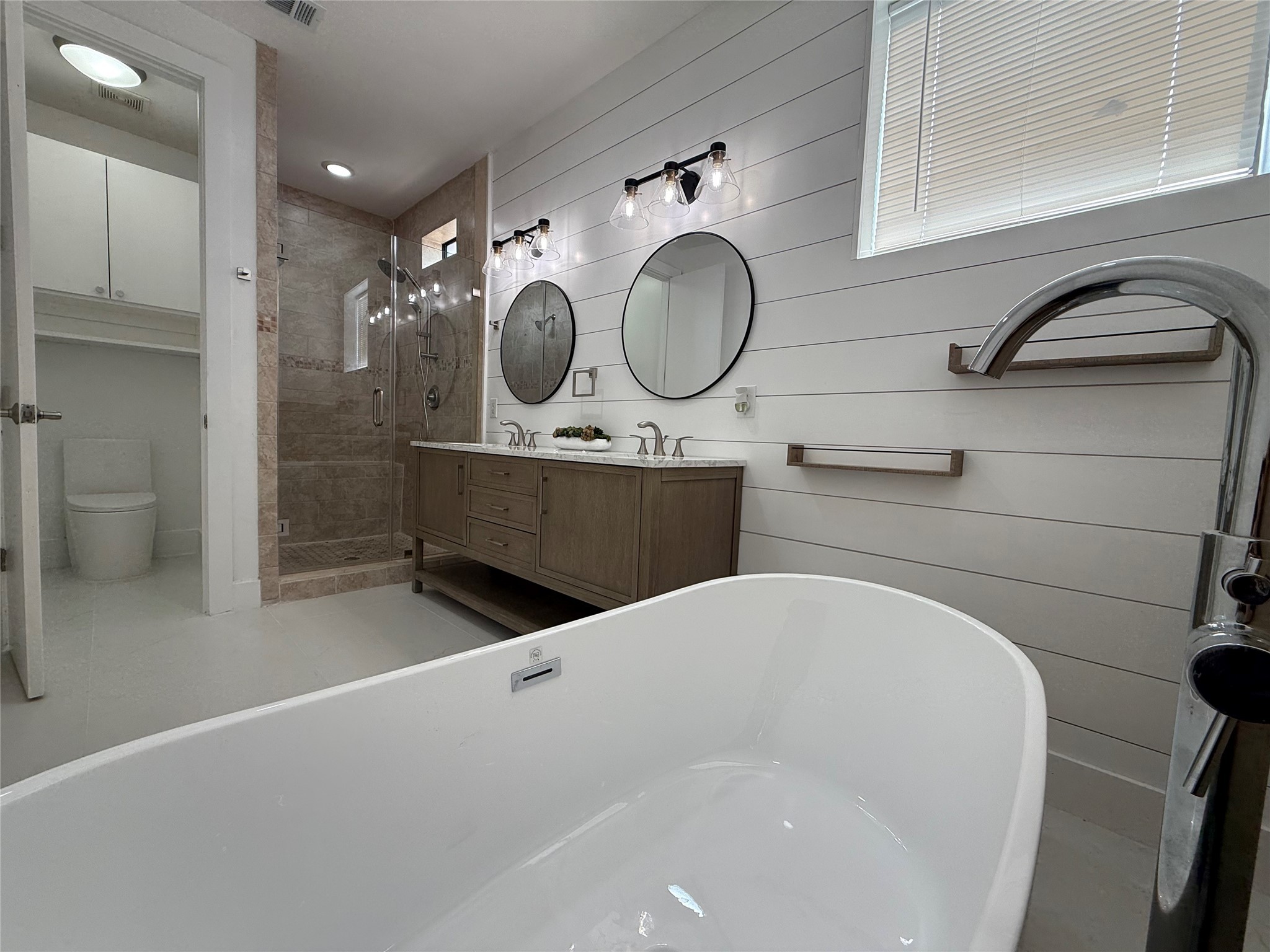 1608 Patterson Street, Unit A Houston, TX 77007 - Photo 15 of 20 a bathroom with a tub a sink and a mirror