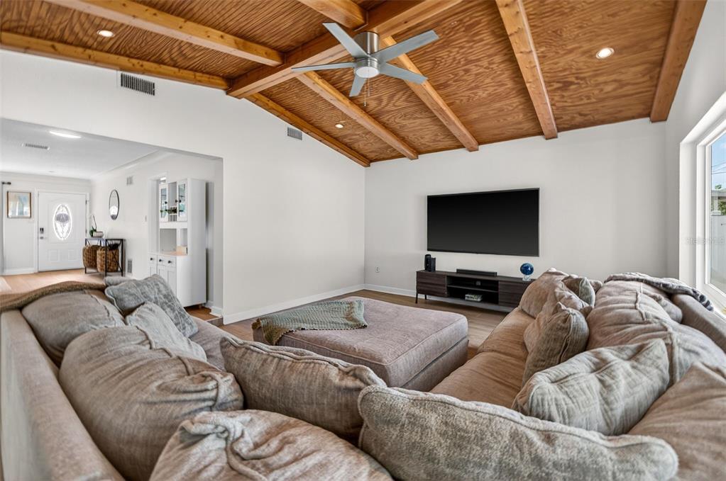 8220 Quail Road Seminole, FL 33777 - Photo 8 of 35