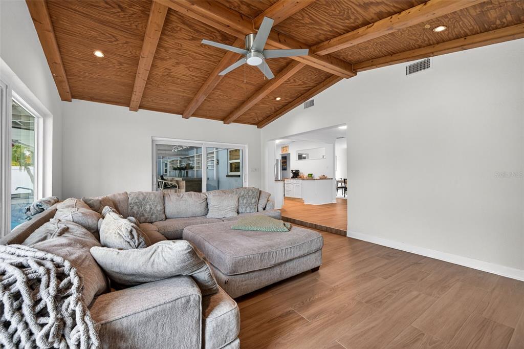 8220 Quail Road Seminole, FL 33777 - Photo 10 of 35