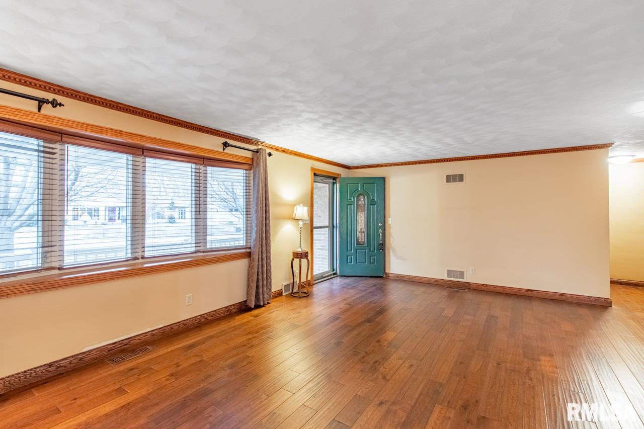 500 Highview Road East Peoria, IL 61611 - Photo 3 of 33 Gallery Image 3