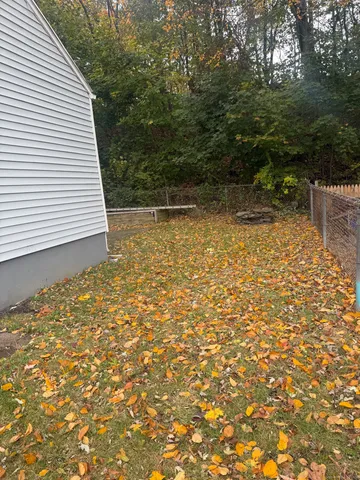 a view of a backyard