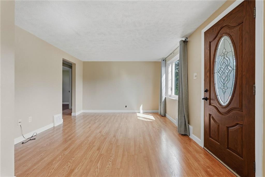 181 Castle Road Pittsburgh, PA 15234 - Photo 4 of 32 Gallery Image 4
