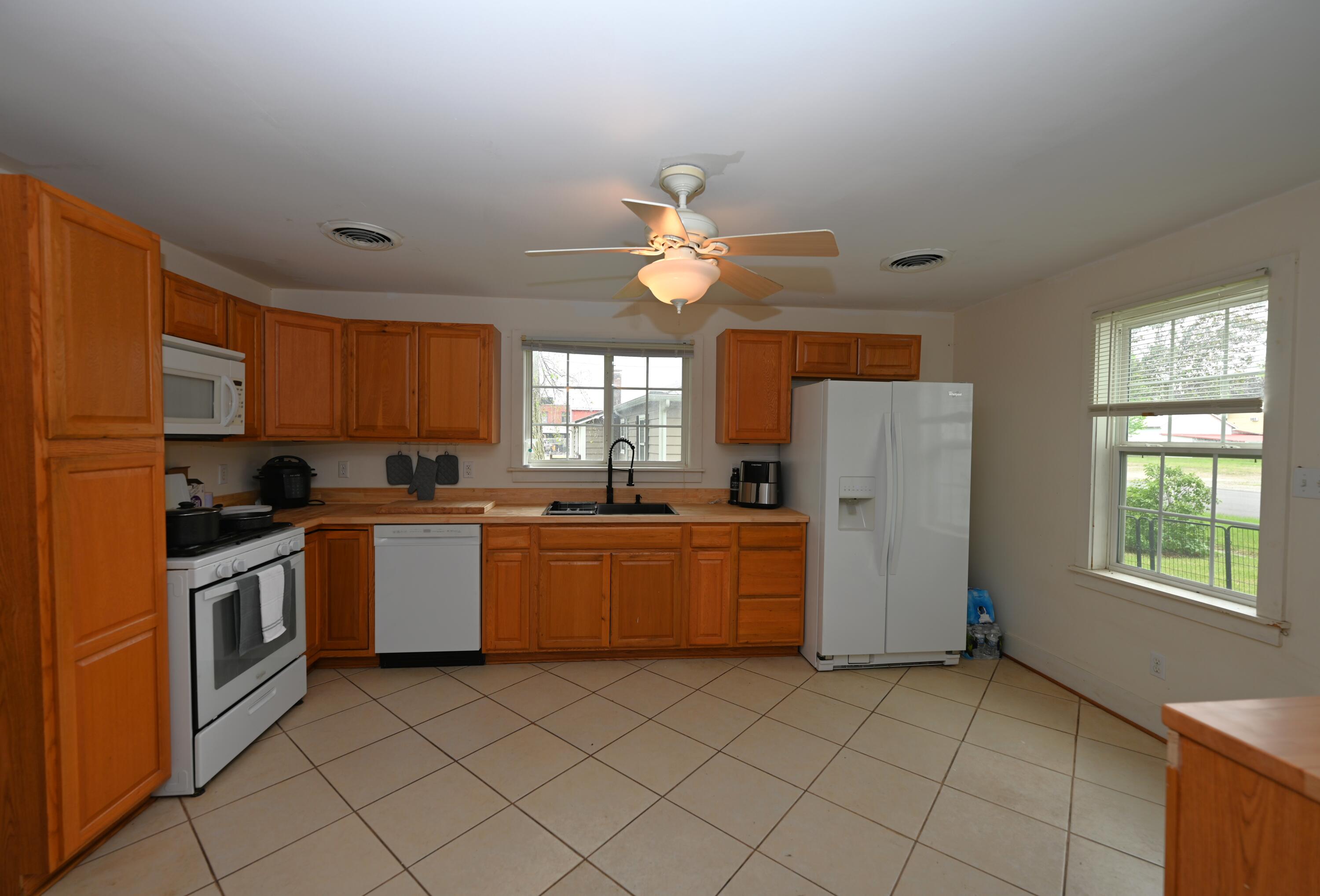 121 West Spring Street Winamac, IN 46996 - Photo 16 of 28 3000x2037