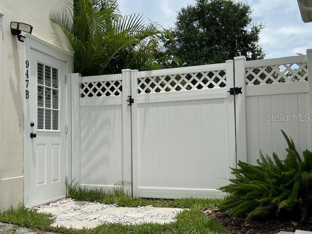 947 Spring Park Loop, Unit B Kissimmee, FL 34747 - Photo 10 of 10 a view of a wooden fence