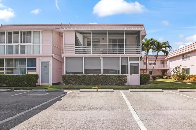 $229,900 | 352 Saxony Trail, Unit 352, Delray Beach, FL 33446